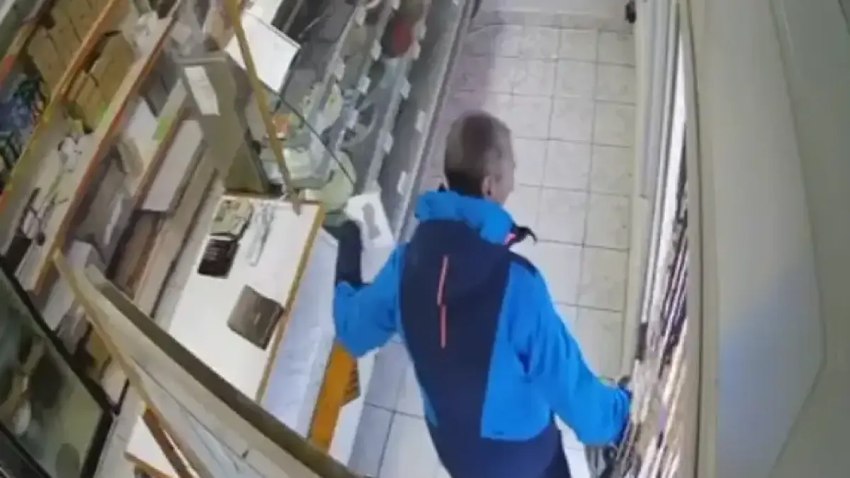 Нов ден, ново падение: Възрастен мъж с много гнусна постъпка в сладкарница в Самоков