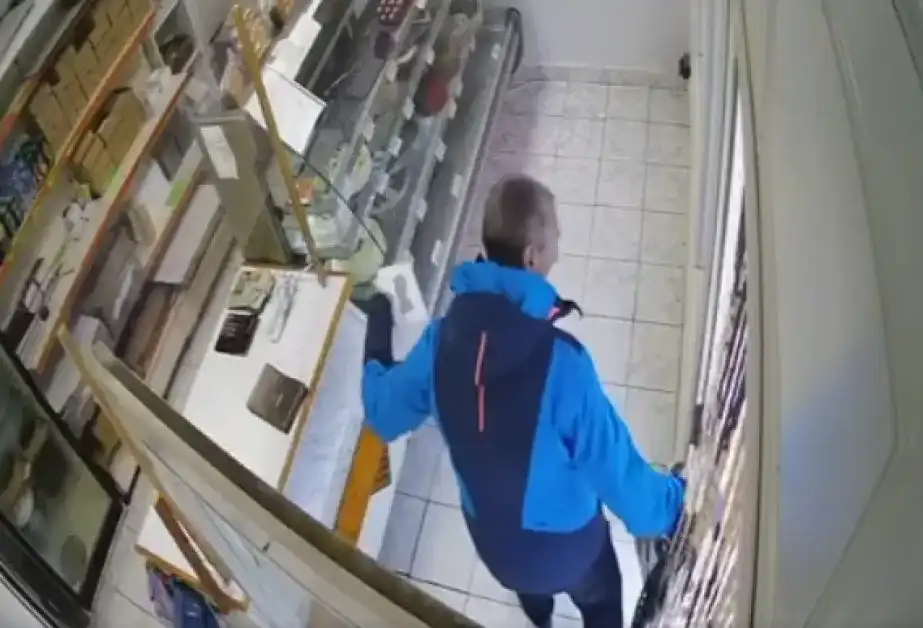 Нов ден, ново падение: Възрастен мъж с много гнусна постъпка в сладкарница в Самоков