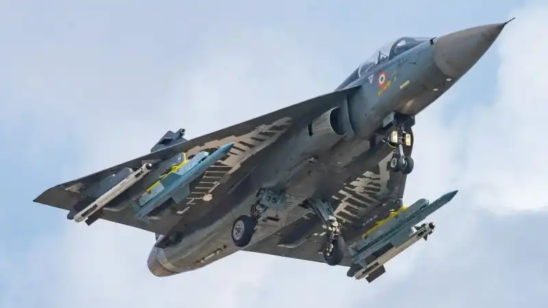 Military Watch: Край на МиГ-21, Индия залага на новото поколение Tejas Mk1A