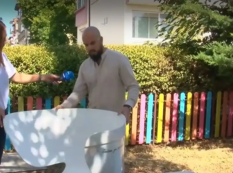 Баща и син инсталираха първата у нас пейка за... Видео