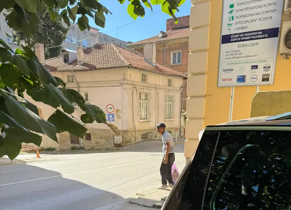 Мрежата гръмна: Добра постъпка на работник изпълни сърцето на майка от Габрово