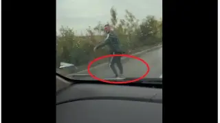 Видео от Северозапада: Мъж изби рибата с „хокей на асфалт“ след катастрофа на пътя Враца-Видин