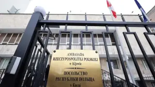 Варшава даде подробности за удара по полското посолство в Киев