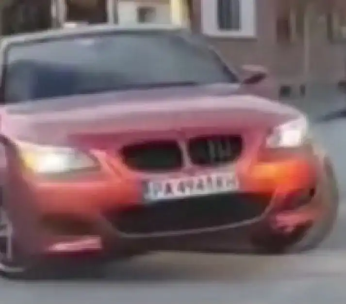 Скандално: Джигит дрифти посред бял ден в центъра на Панагюрище Видео