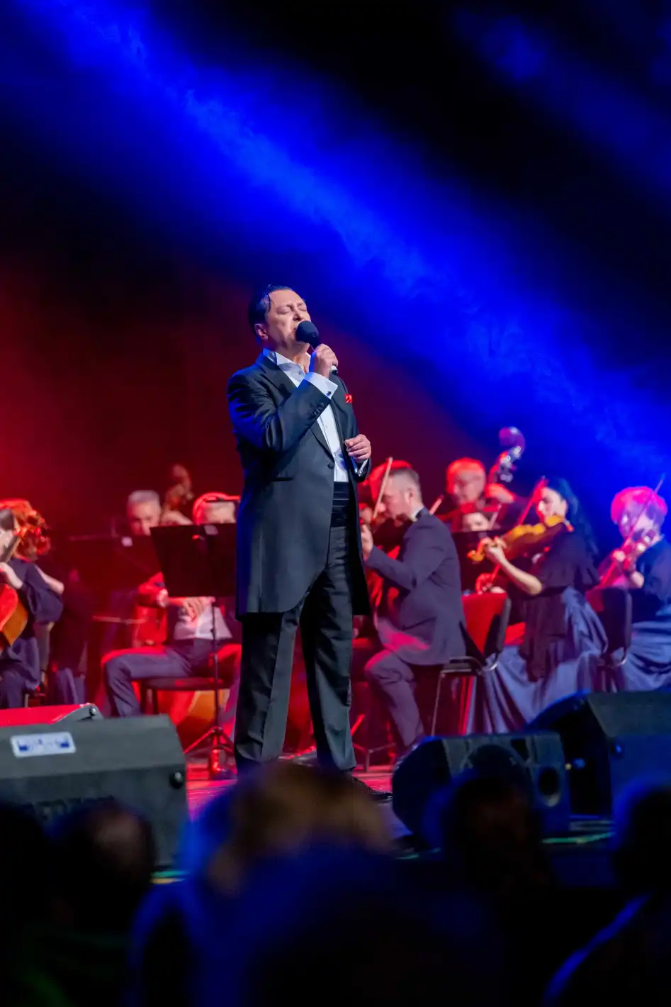 Васил Петров пя в дворец във Венеция, тръгва на грандиозно турне