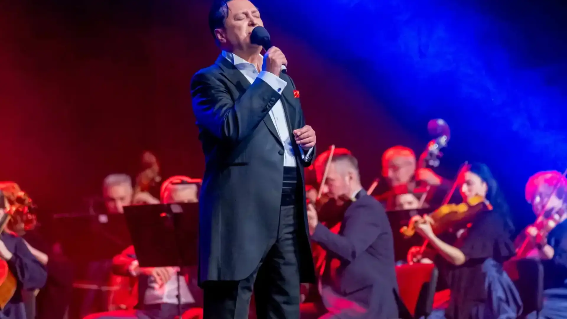 Васил Петров пя в дворец във Венеция, тръгва на грандиозно турне