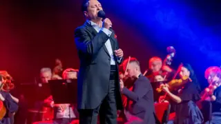 Васил Петров пя в дворец във Венеция, тръгва на грандиозно турне