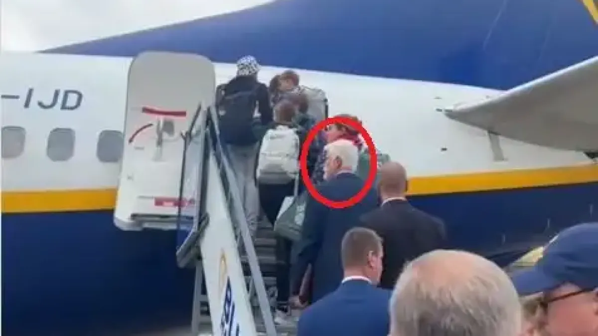 Редом с простолюдието: Чешкият президент се качи на самолет на Ryanair като обикновен пътник Видео