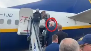 Редом с простолюдието: Чешкият президент се качи на самолет на Ryanair като обикновен пътник Видео