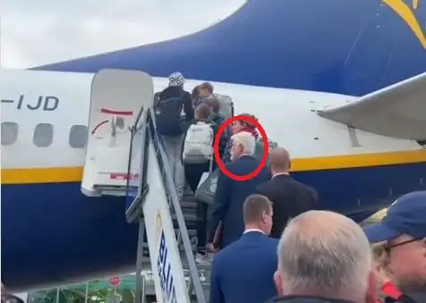 Редом с простолюдието: Чешкият президент се качи на самолет на Ryanair като обикновен пътник Видео