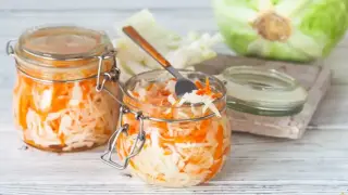 Перфектно за зимата: Хрупкаво зеле като на баба, но готово още на следващия ден