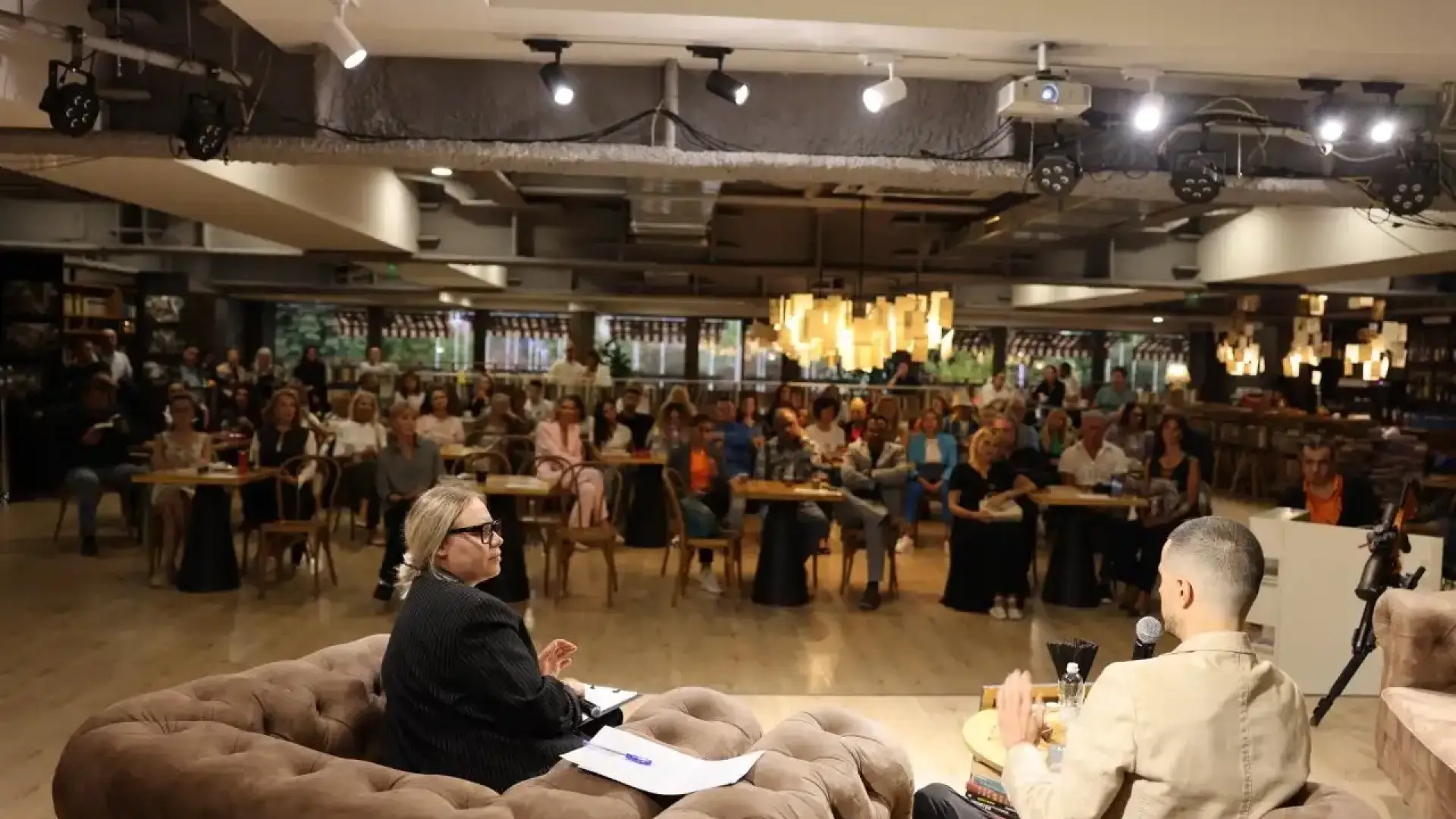 Иван Комита представи Ахимса с оръжие и молитви на сцена