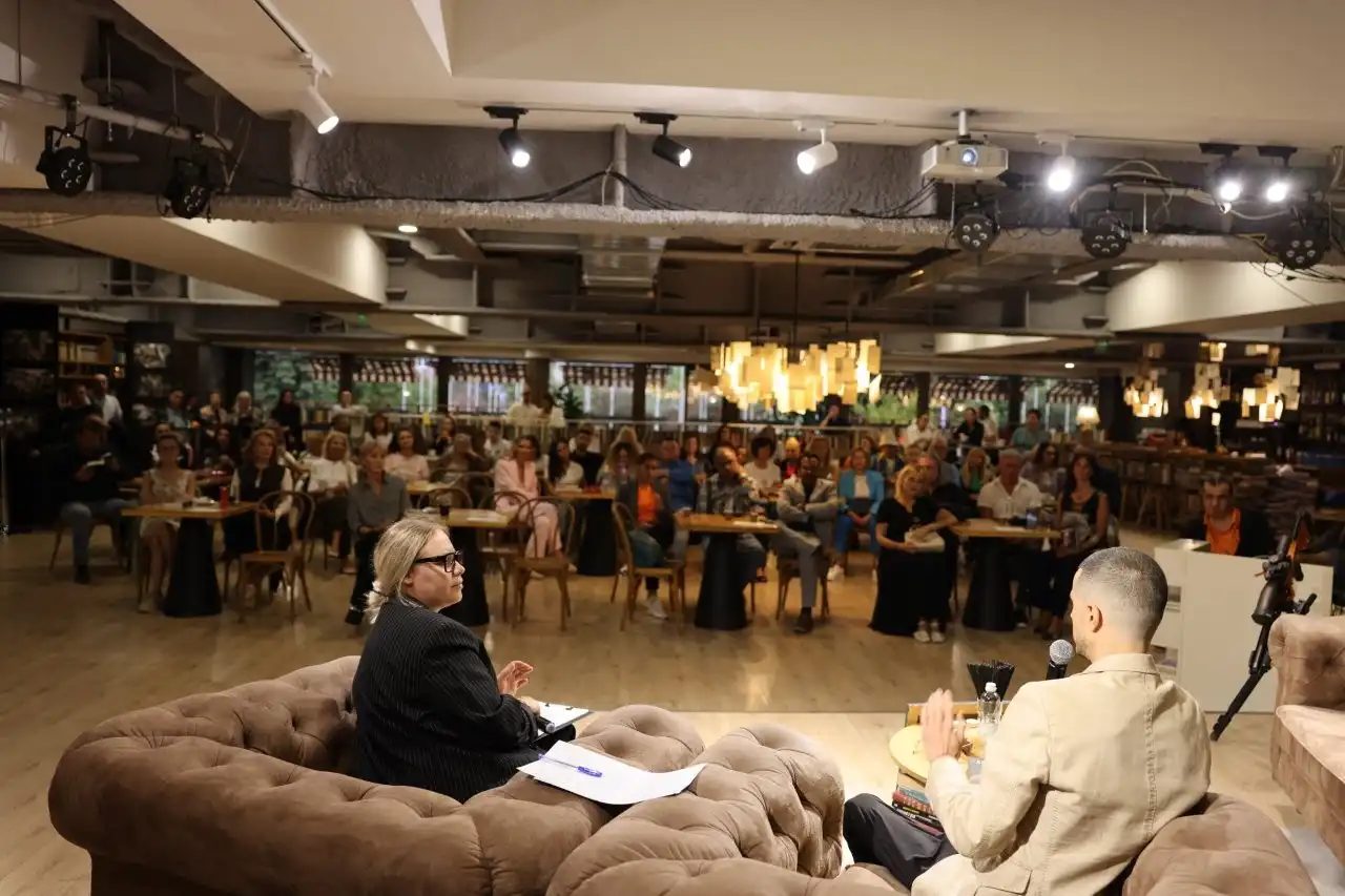 Иван Комита представи Ахимса с оръжие и молитви на сцена