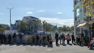 В последния момент: Ученици и пенсионери с бастуни на огромна опашка в Пловдив за по-евтини...