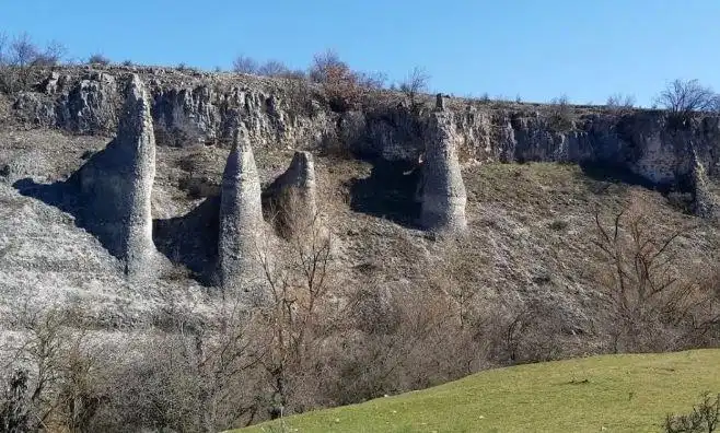 Село на легенди, каньони и древни тайни, чиито жители се бият до последно