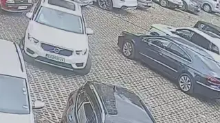 Мъж направи нещо много грозно на обществен паркинг в София, камера го запечата Снимки
