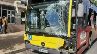 Паника в Пловдив! Челен удар между два автобуса, пълни с пътници СНИМКИ