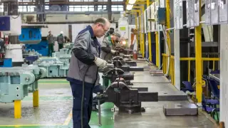 Работниците масово напускат легендарен руски завод, заплатите рухнаха