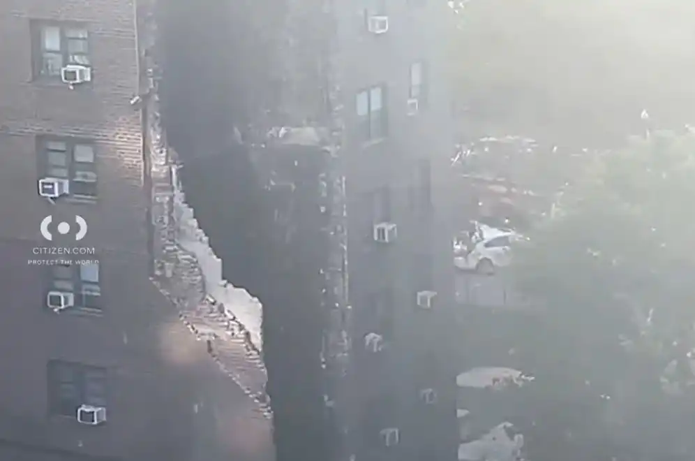 Паника в Ню Йорк: Чу се силен тътен и рухна сграда Видео