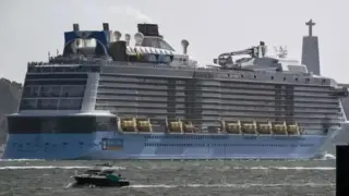 Круизен кораб промени маршрута си и спаси хора насред морето Видео