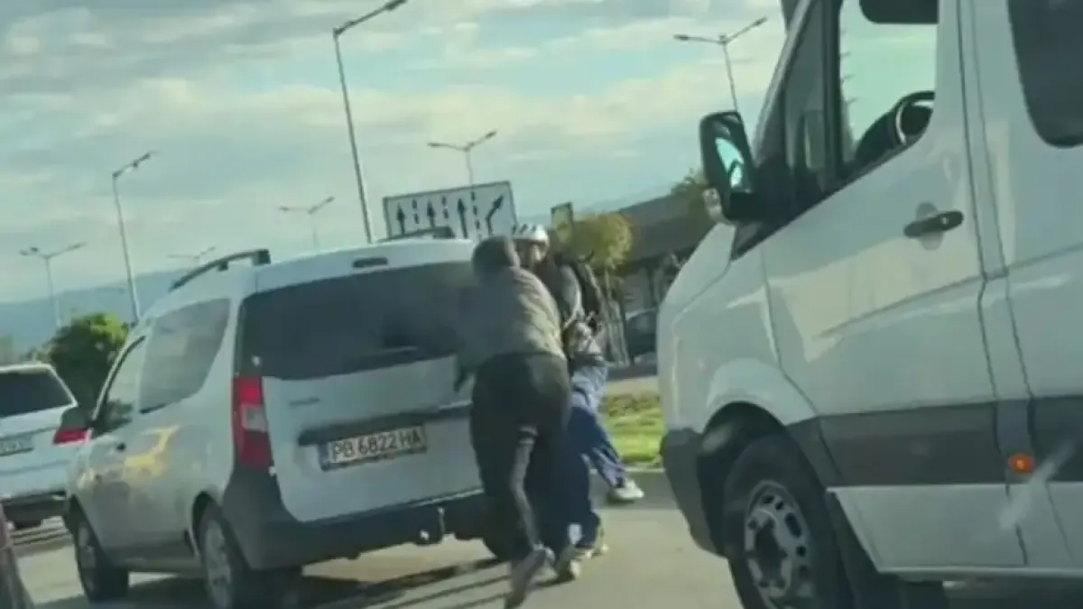 Шофьор и колоездач се млатиха като обезумели насред Пловдив Видео