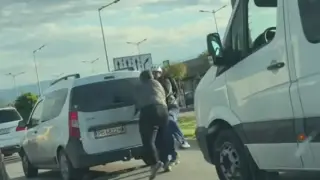 Шофьор и колоездач се млатиха като обезумели насред Пловдив Видео