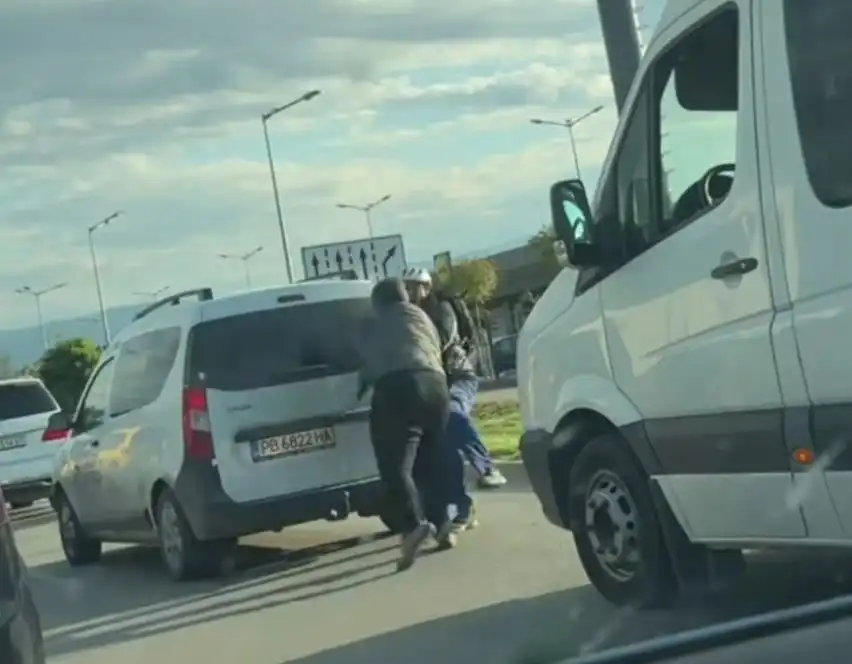 Шофьор и колоездач се млатиха като обезумели насред Пловдив Видео