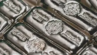 Среброто надхвърли 48 долара за първи път от 2011 г., златото с лек спад