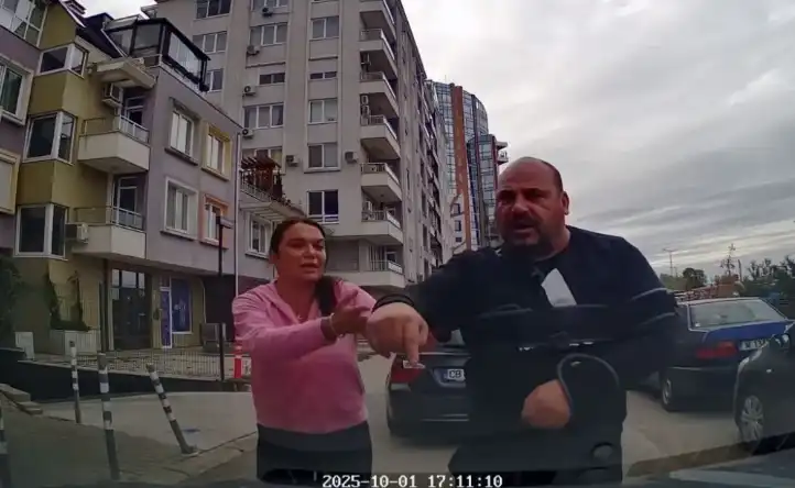 Ругатни, клаксони и викове: Скандал в София след спор за предимство Видео