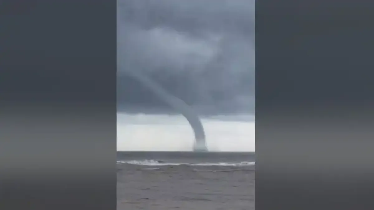 Ужасът в Царево няма край! Смерч се изви в морето Видео