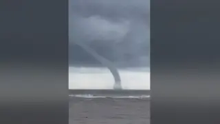 Ужасът в Царево няма край! Смерч се изви в морето Видео