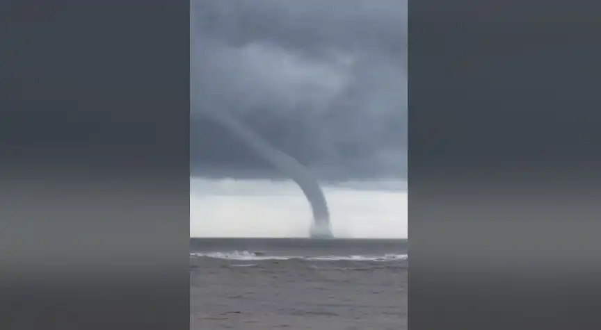 Ужасът в Царево няма край! Смерч се изви в морето Видео