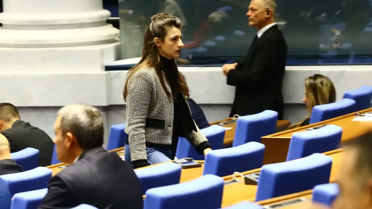 Лена Бориславова в сладкарници, докато НС обсъжда правителство