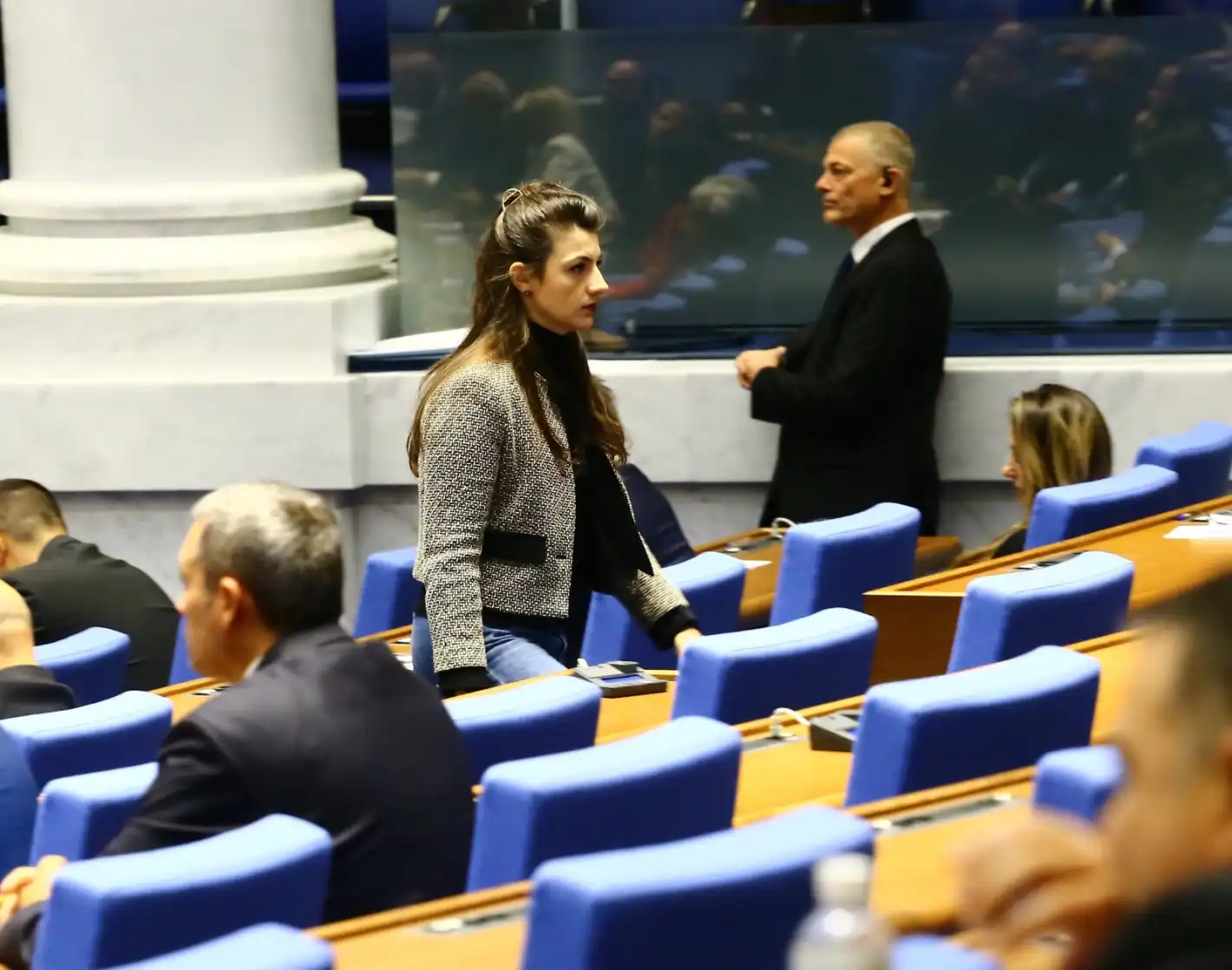 Лена Бориславова в сладкарници, докато НС обсъжда правителство