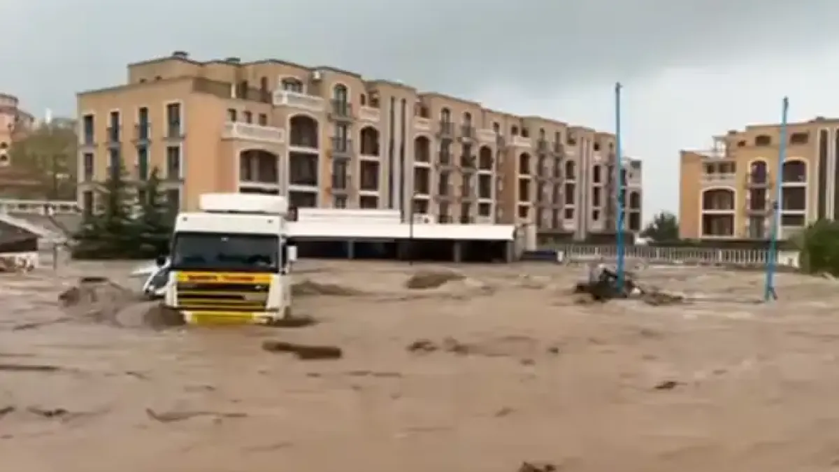 Слънчев бряг е под вода! Сред пострадалите е семейството на Марти и Христина Видео