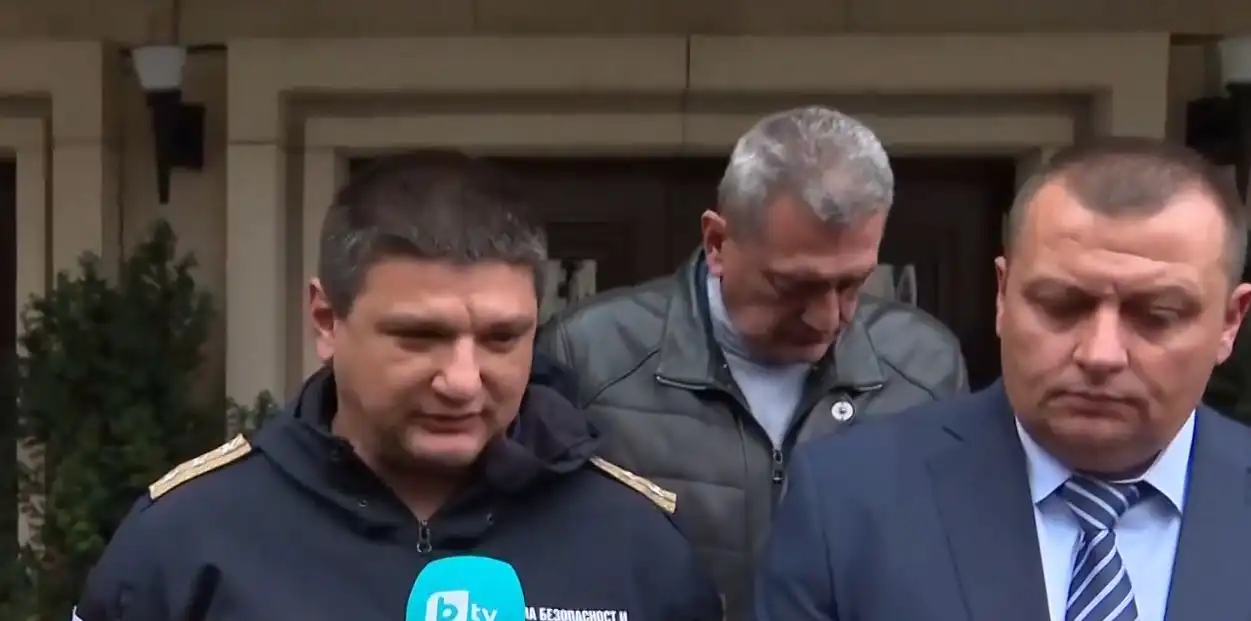 Извънредно от властите за потопа и първата жертва: Има изчезнал човек, хора отказват да се евакуират Снимки