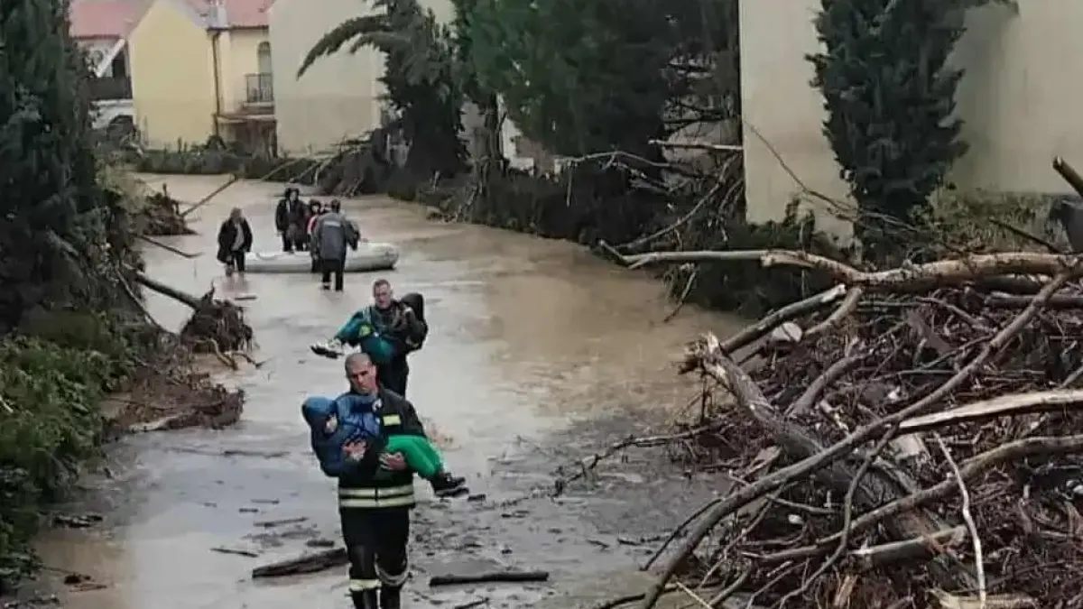 Това е снимката на деня - с истинските герои насред водния апокалипсис
