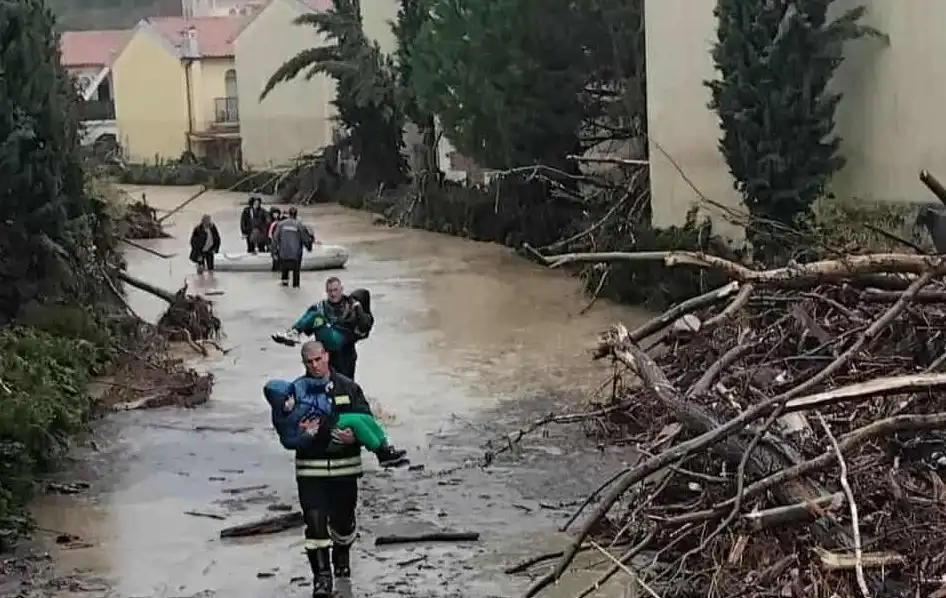 Това е снимката на деня - с истинските герои насред водния апокалипсис
