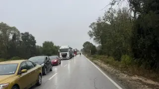 Меле блокира пътя Микре-Сопот