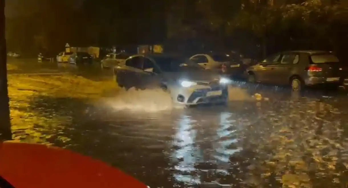 Мощна буря хвърли в хаос Букурещ, пренасочиха полети Видео