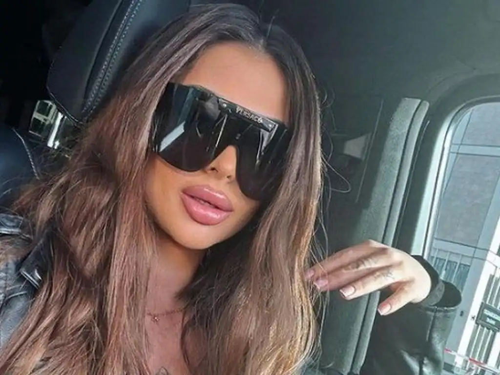 Скандалната силиконка Катрин Йорданова роди и кръсти бебето си...