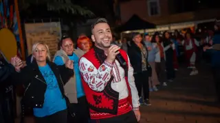 Две кметици водят хорото на Валентин Велчев Снимки