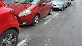 Нарязаха гумите на пет автомобила на варненска улица Снимки