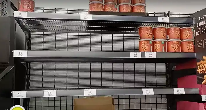 Празни рафтове в магазините, закъснели самолети и влакове: Великобритания губи милиони заради...
