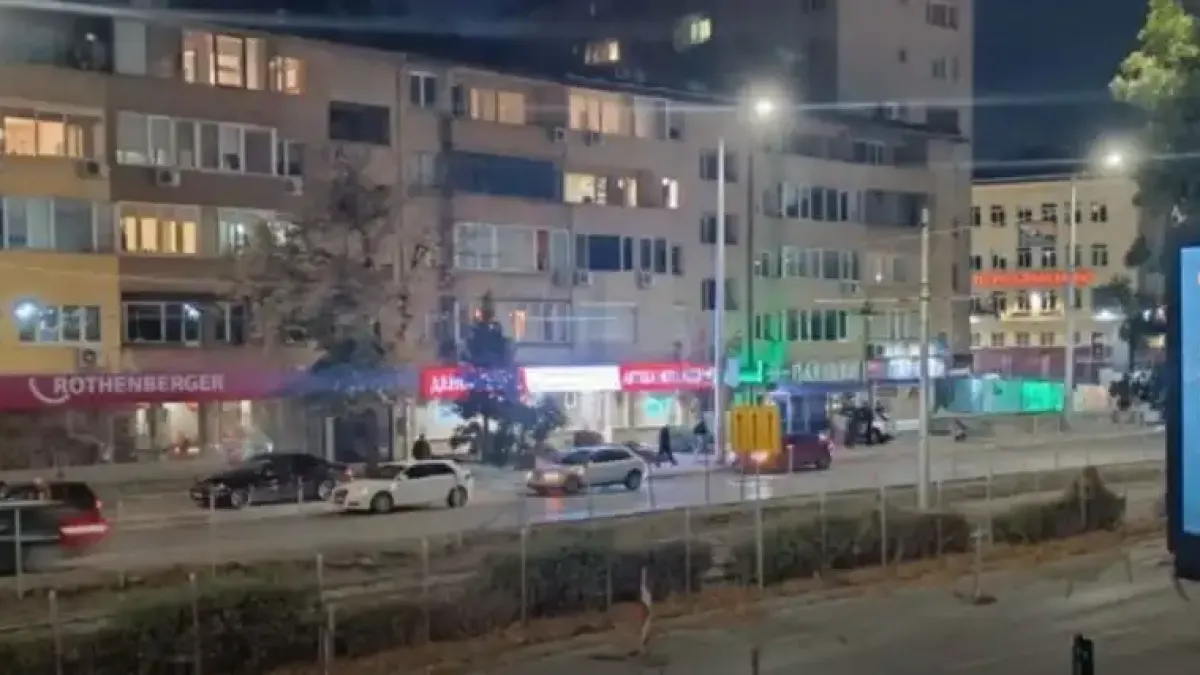 Кола се вряза в спирка на ключов столичен булевард Снимки