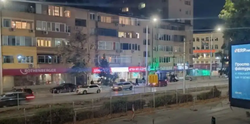 Кола се вряза в спирка на ключов столичен булевард Снимки