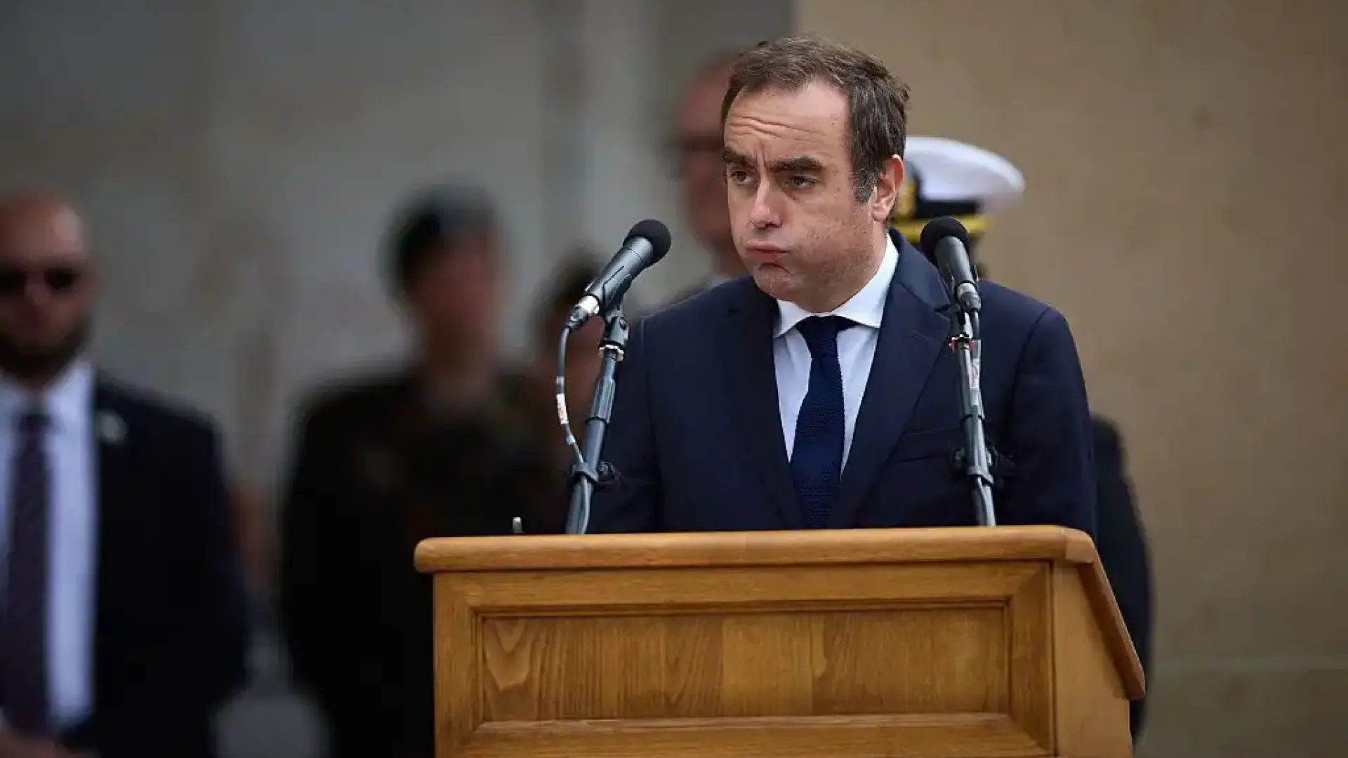 Извънредно: Премиерът на Франция хвърли оставка, а Макрон...