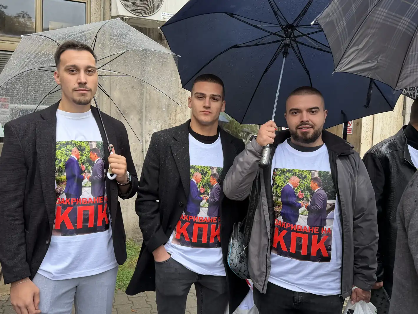 С протест пред КПК младежите на ДПС-НОВО НАЧАЛО поискаха закриването на бухалката на ПП