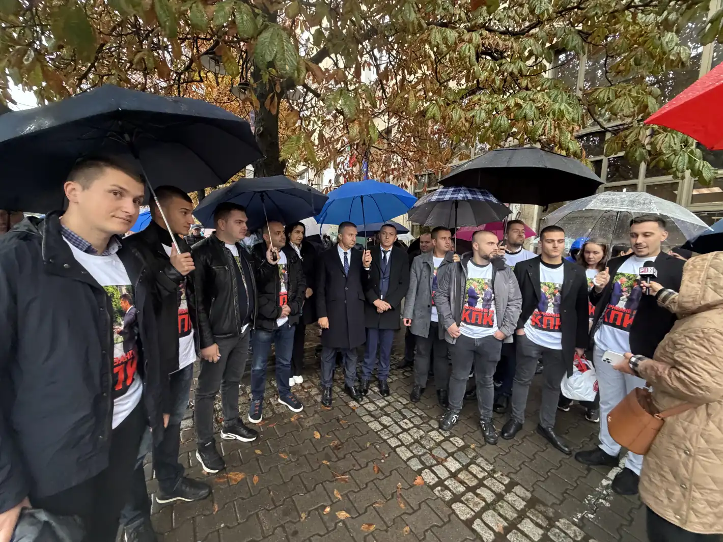 С протест пред КПК младежите на ДПС-НОВО НАЧАЛО поискаха закриването на бухалката на ПП