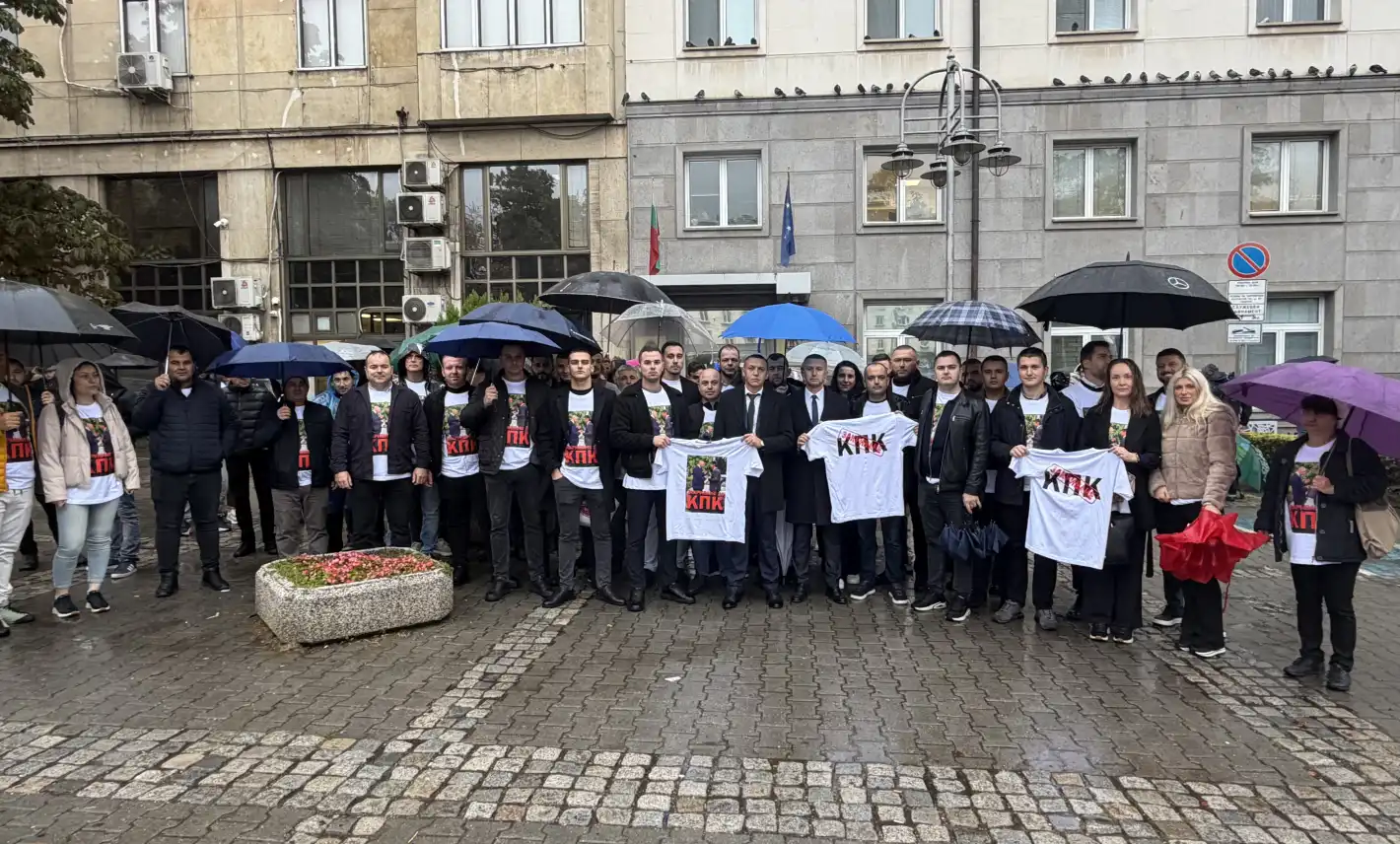 С протест пред КПК младежите на ДПС-НОВО НАЧАЛО поискаха закриването на бухалката на ПП